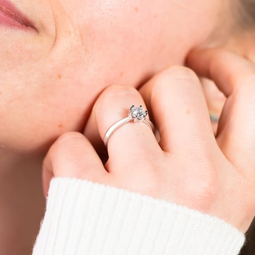 Silberner Verlobungsring mit Moissanit Iravan