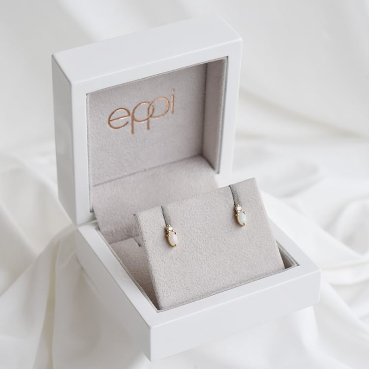 Goldene Ohrringe mit Opalen 90414