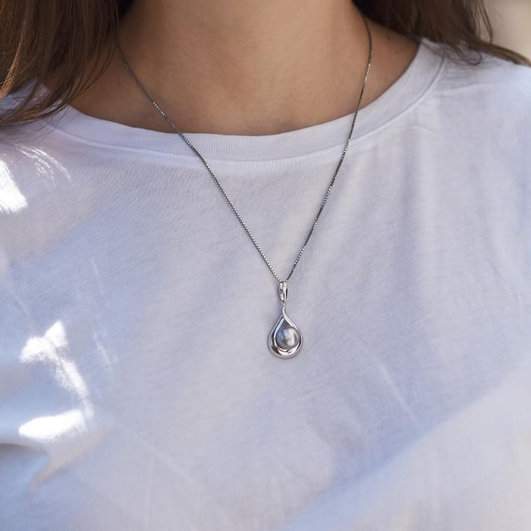 Kette Silber mit Perle auf dem Hals 14210