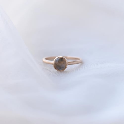 Goldener minimalistischer Ring mit Labradorit Stowy