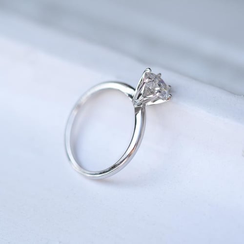 Goldener Verlobungsring mit Moissanit Mala