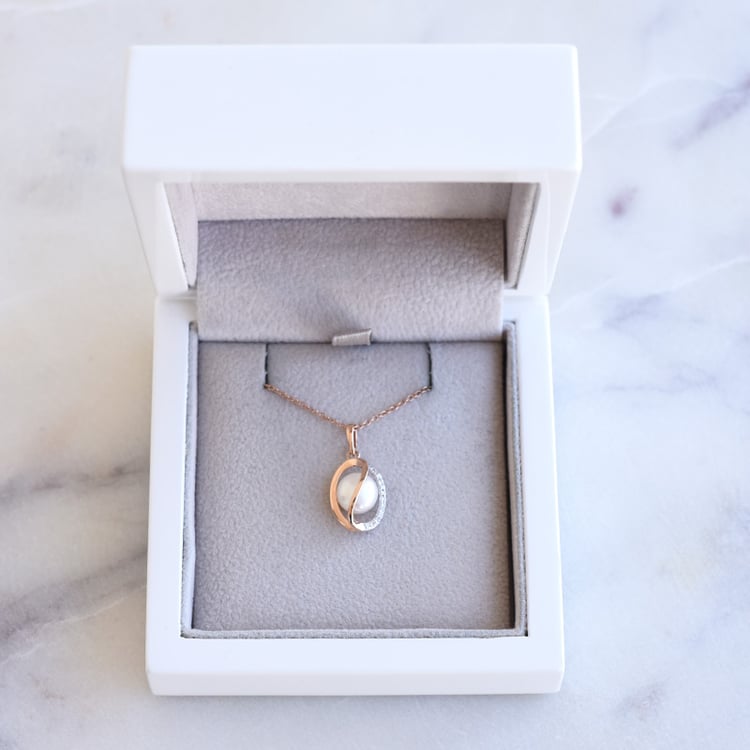 Goldener Anhänger mit Perle und Diamanten Jeong 87399