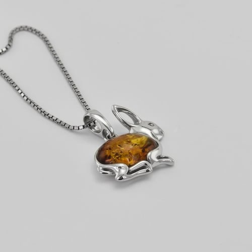 Anhänger in Häschenform aus Silber mit Bernstein Rabbit