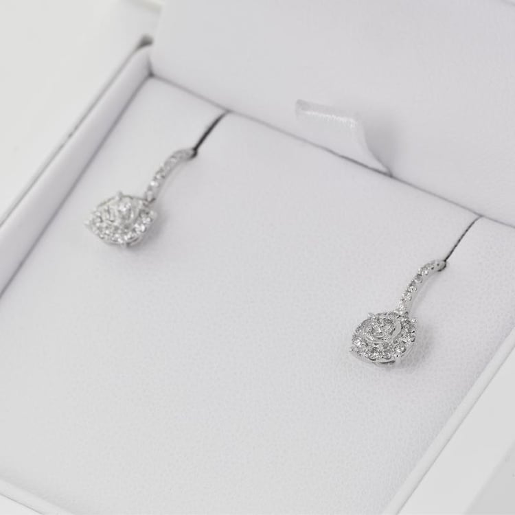 Ohrringe mit Diamanten hängend in Eppi-Geschenkbox 27009