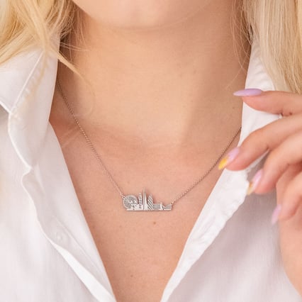 Silberne Kette und Anhänger Stadt London