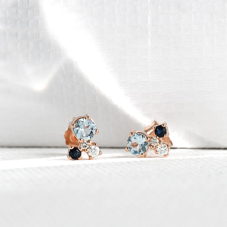 Silberne Cluster-Ohrstecker mit Mondstein, Aquamarin, Saphir und einem Diamanten Kerrie 125254