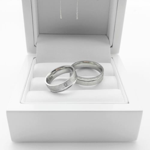 Goldene Eheringe mit Diamant Miah