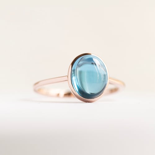 Blauer Topas im goldenen Ring Jariet