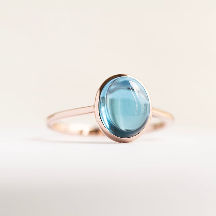 Blauer Topas im goldenen Ring Jariet 145273