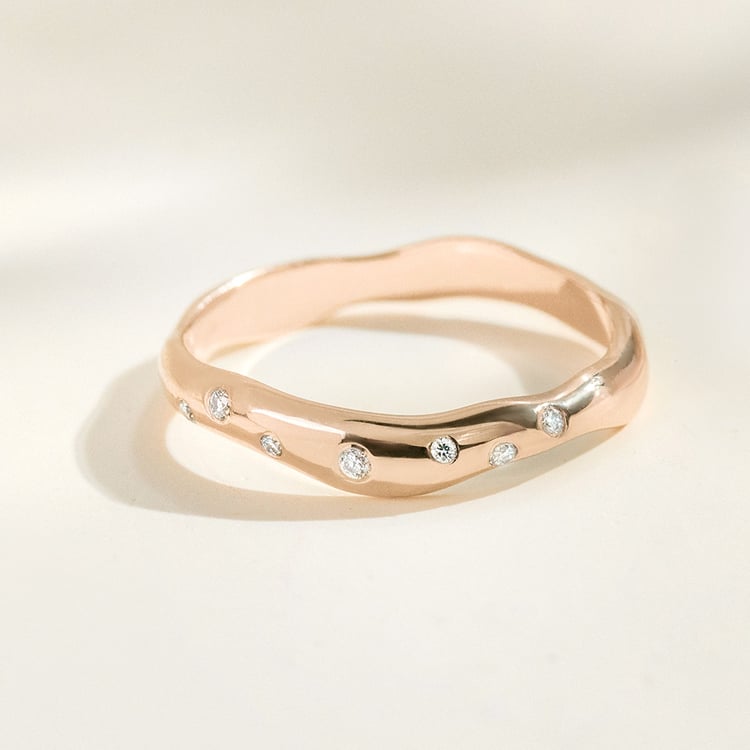 Unregelmäßige Eheringe aus Gold in Haselnussfarbe mit Diamanten Parnell 163738