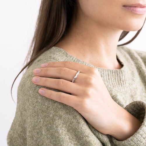 Goldener Twist-Ring mit Diamanten Blake