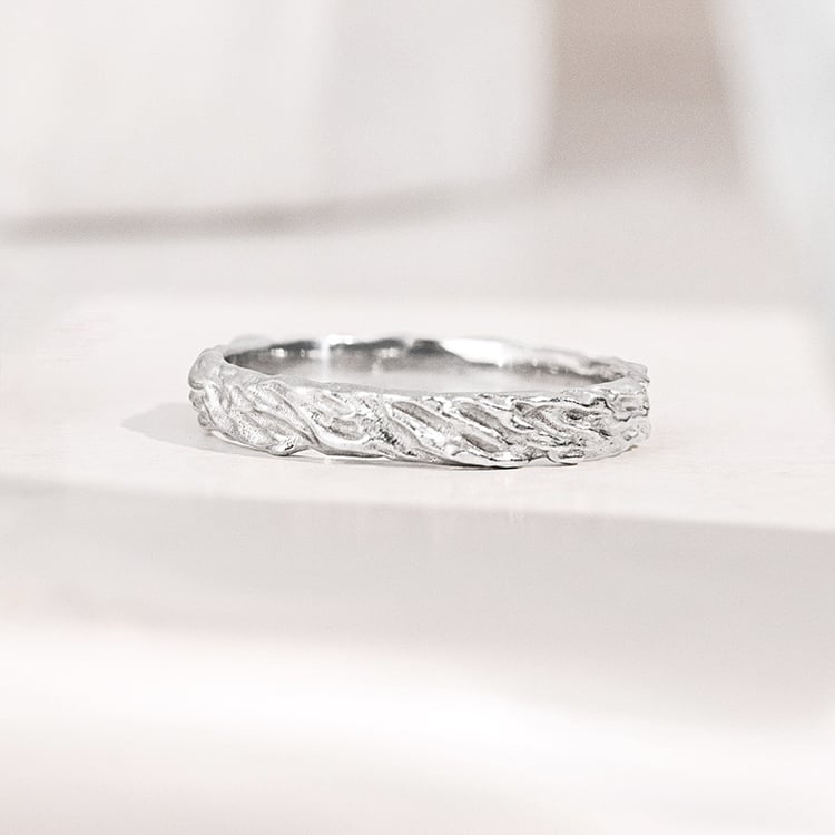 Goldene Eheringe mit unebener Oberfläche Zena 155664