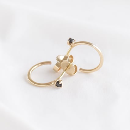 Goldene Ringohrringe mit schwarzen Diamanten Uthyr