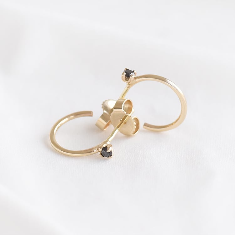 Goldene Ringohrringe mit schwarzen Diamanten Uthyr 93797