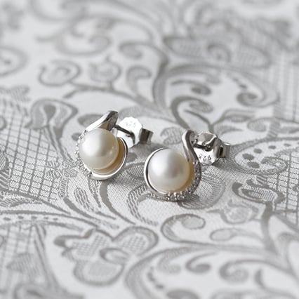 Silberne Ohrringe mit Perlen und Zirkonia Hald