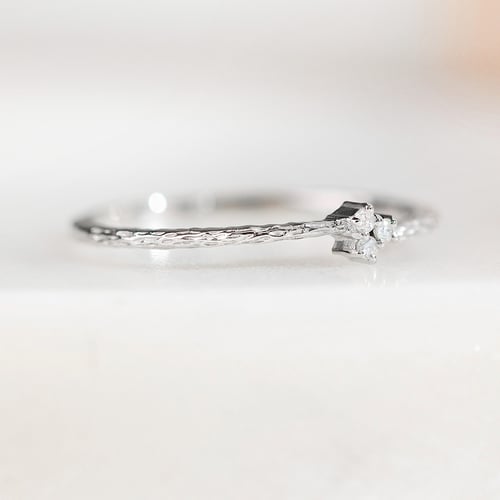 Silberner Ring mit Diamanten im Hammerschlag-Design Milan
