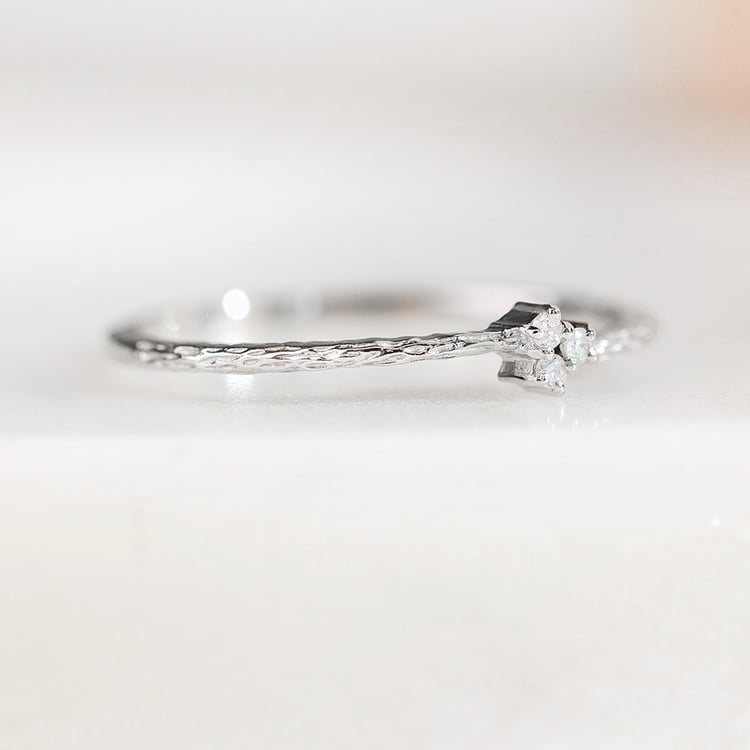 Silberner Ring mit Diamanten im Hammerschlag-Design Milan 157783