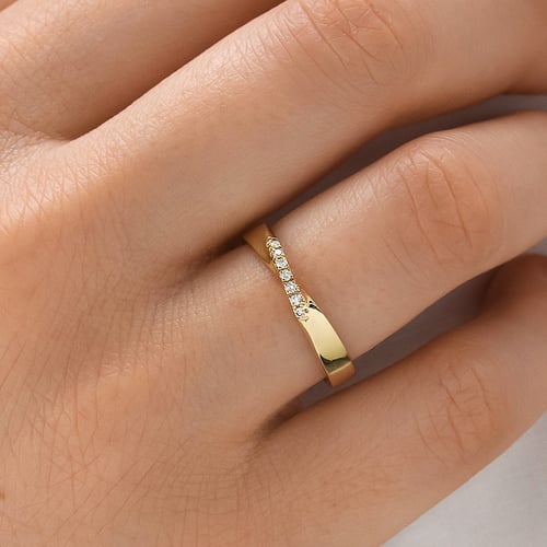 Goldene Eheringe mit Twist und Lab Grown Diamanten Lasha