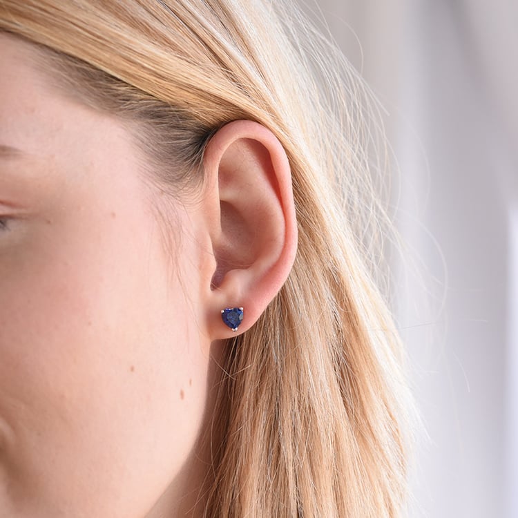 Silberohrringe mit dunkelblauen Saphirherzchen Ila 69133