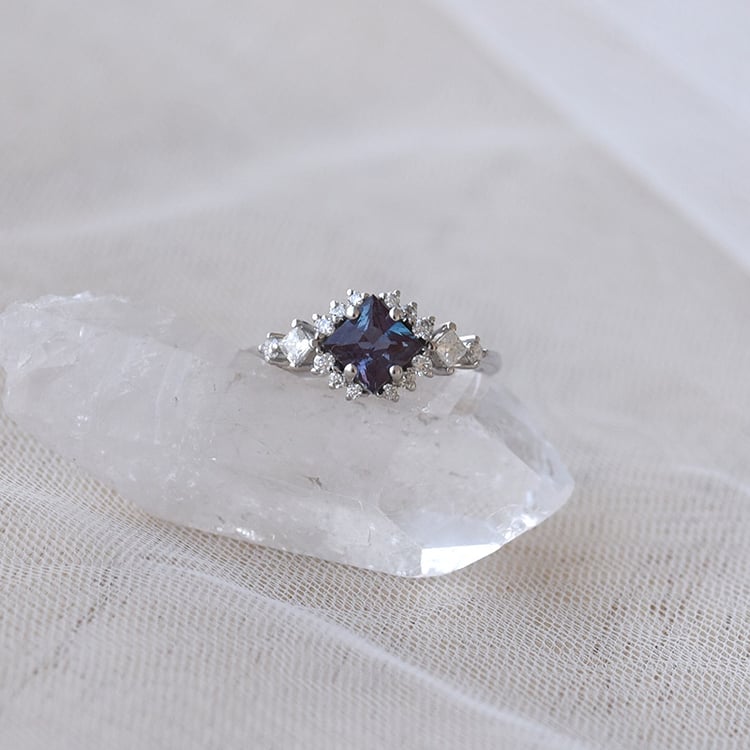 Verlobungsring mit Alexandrit und Moissaniten Medrie 68934