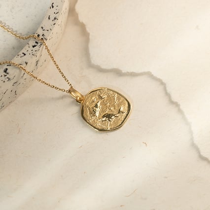 Silberanhänger mit Symbolen des Tierkreiszeichens Fische