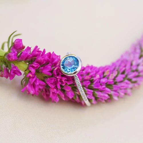 Himmlischer Topas im Goldring mit Diamanten Nyusha