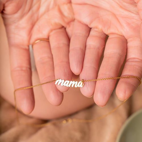 Silberne Halskette mit Aufschrift Mama