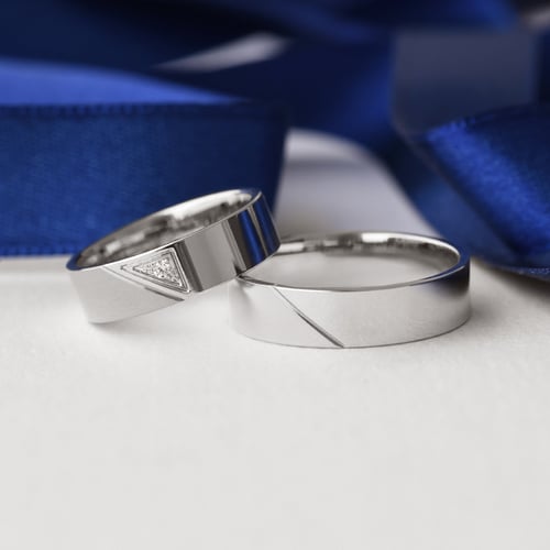 Trendy Eheringe aus Gold mit einem Diamanten Mert