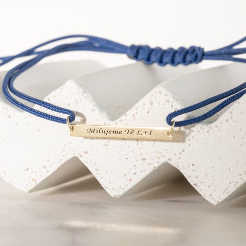 Armband mit einem Anhänger und Gravur Bar