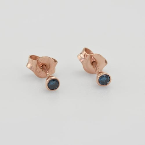Silberne Ohrstecker mit blauen Diamanten in Bezelfassung Tofine