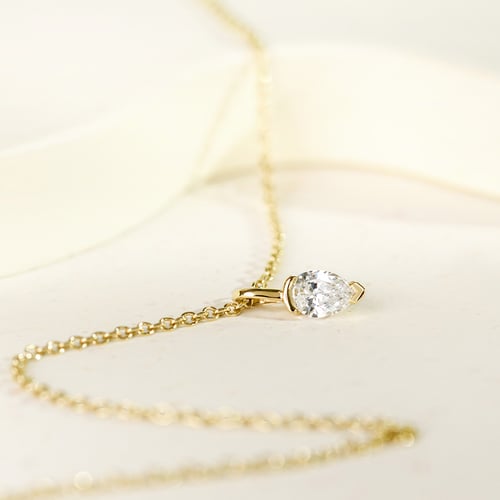 Minimalistischer Anhänger aus Gold mit einem Lab Grown Diamanten in Birnenform Malena