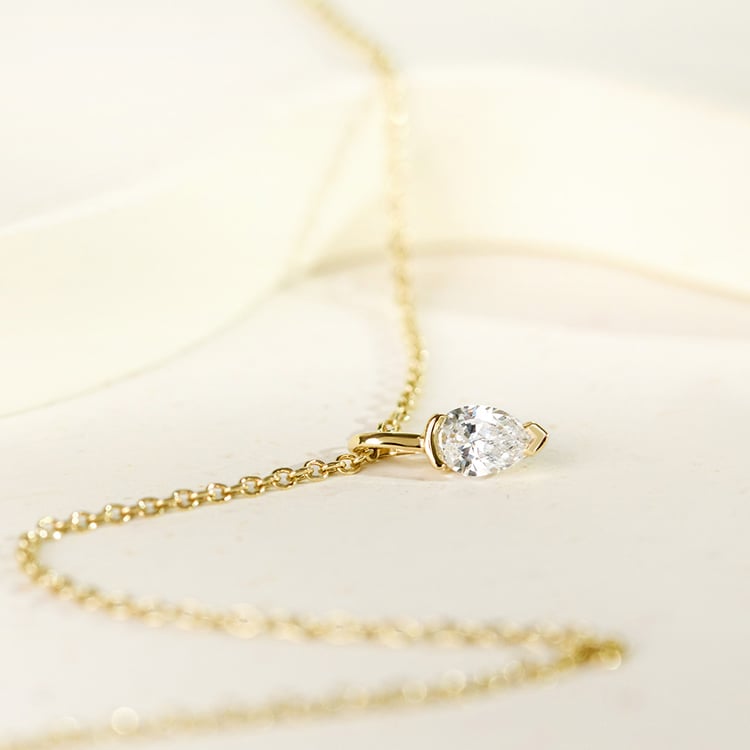 Minimalistischer Anhänger aus Gold mit einem Lab Grown Diamanten in Birnenform Malena 161639
