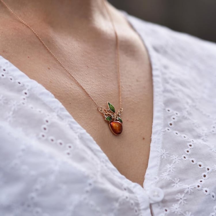 Goldener Anhänger mit Emaille und Diamant Claribel 43549