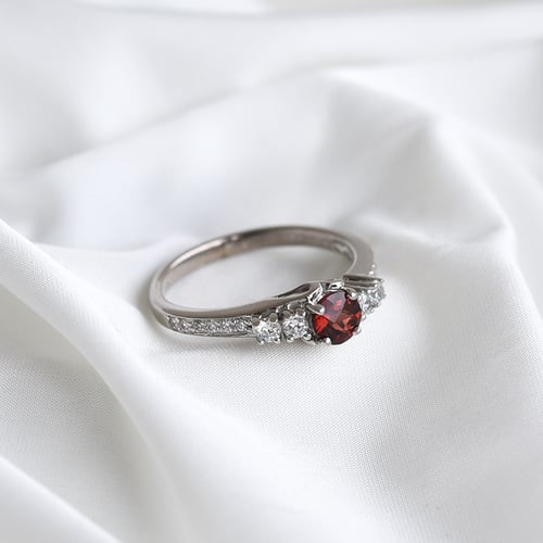 Romantischer Ring mit Granaten und Zirkonia Tereza