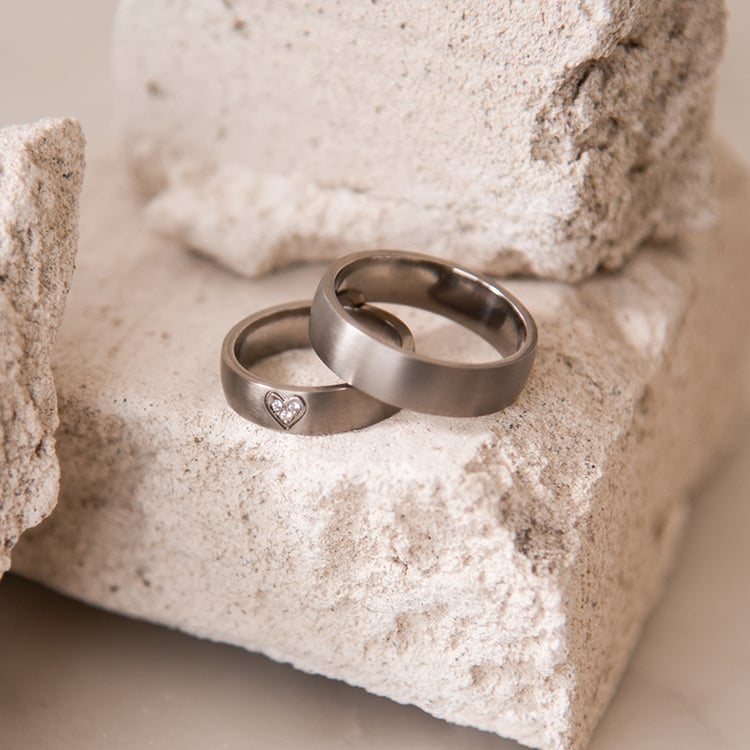 Eheringe aus Titan einem Herzen aus Diamanten Kamron 107526