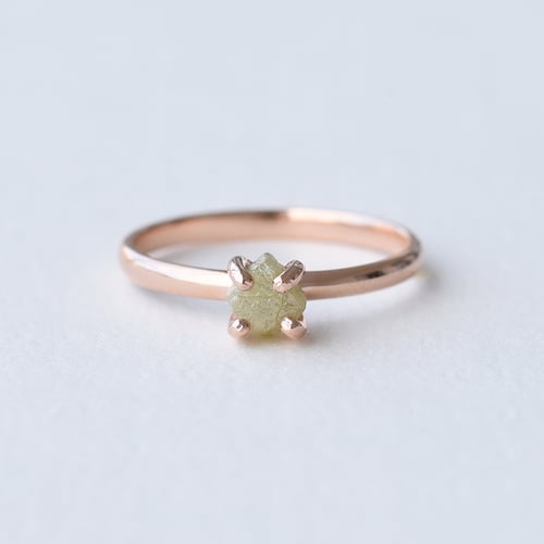 Goldring mit ungeschliffenen Diamant in gelb Nemy