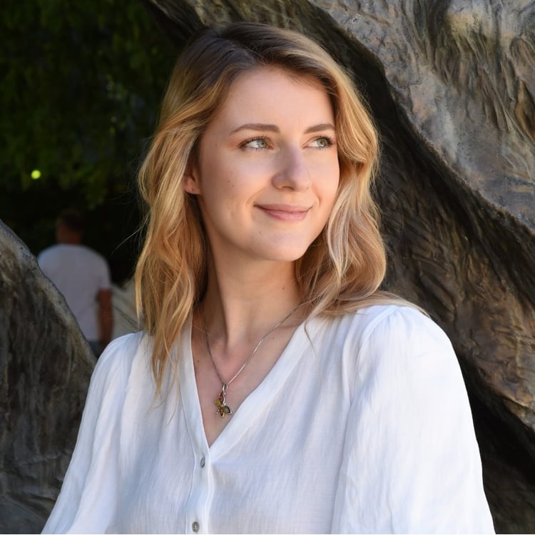 Bernstein Anhänger Schmetterling in Silber auf der Dame 65832