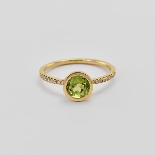 Strahlender Goldring mit Olivin und Diamanten Nyusha