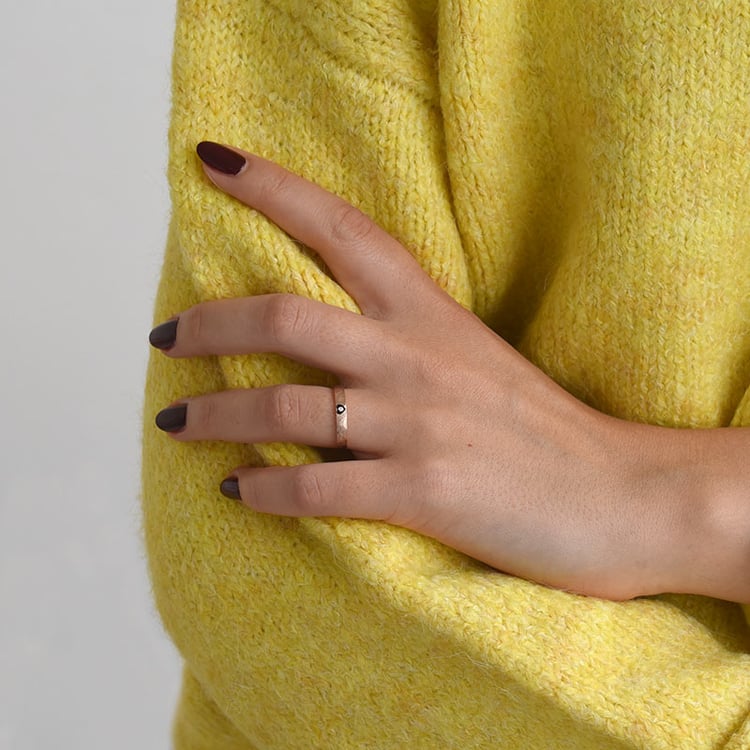 Rosegold origineller Ehering auf dem Finger 69900