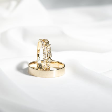 Eheringe aus Eternity-Ring mit Lab Grown Diamanten und einem breiten flachen Ring Ward