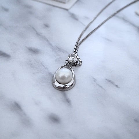 Zartes Schmuckset aus Silber mit Perlen und Zirkonia 24658