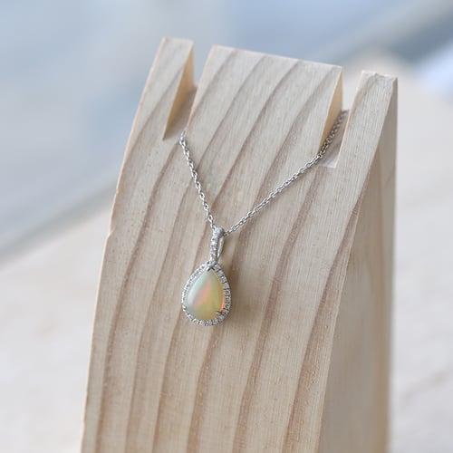 Luxuriöser Anhänger mit weißem Opal und Diamanten Gale