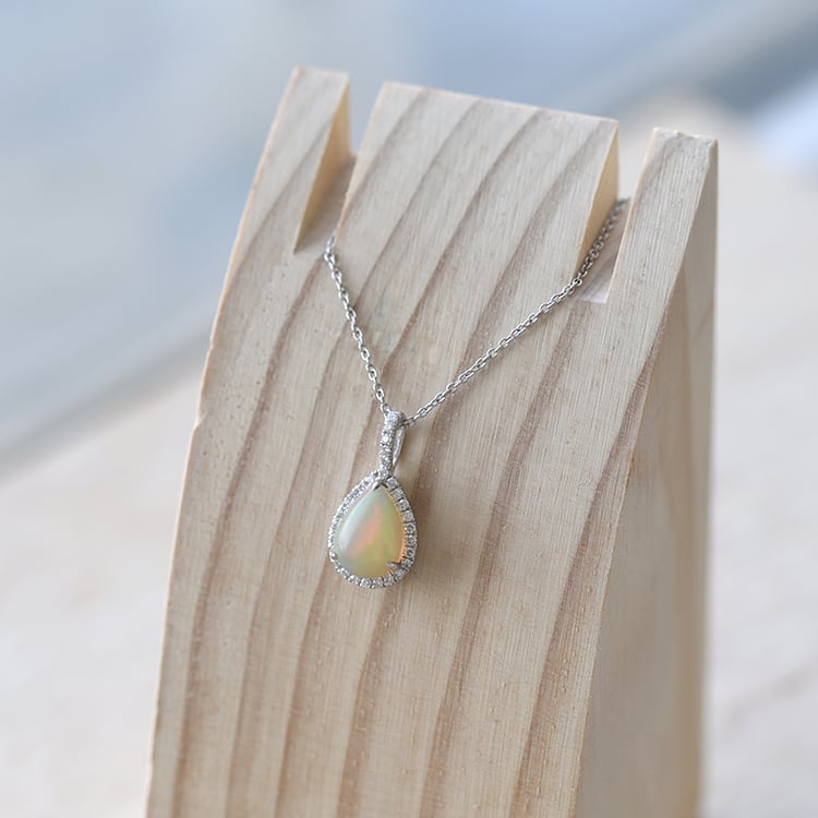 Luxuriöser Anhänger mit weißem Opal und Diamanten Gale 60664