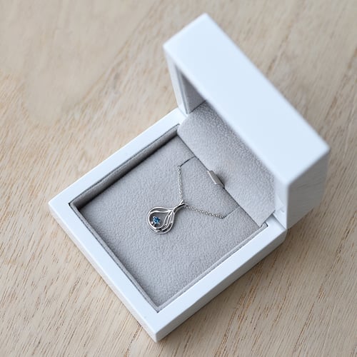 Elegante Goldkette mit blauem Diamanten Tommie