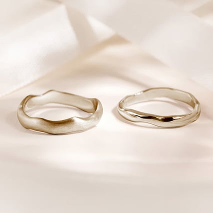 Glänzende Eheringe aus Haselnussgold Parnell