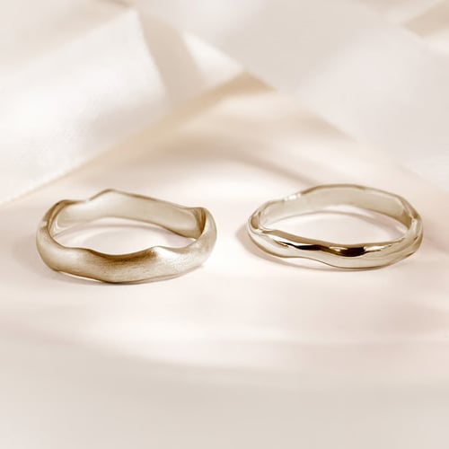 Glänzende Eheringe aus Haselnussgold Parnell