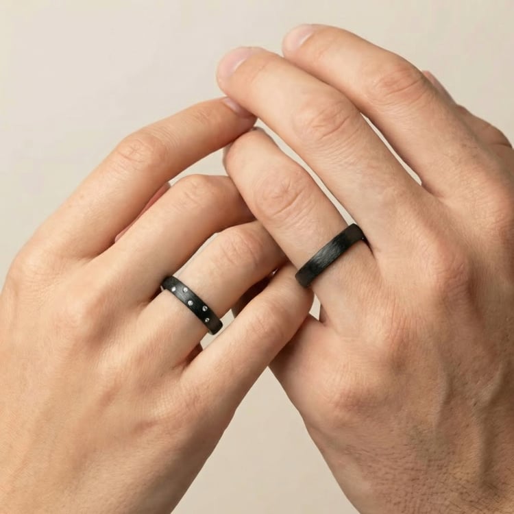 Flache Eheringe aus Carbon mit Diamant Lola 166624