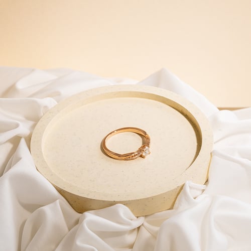 Verlobungsring mit seitlichen Diamanten und Lab Grown Diamant Aliye