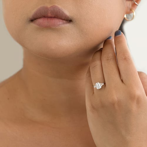 Verlobungsring aus Gold in Haselnussfarbe mit Moissanit und Lab Grown Diamanten Miha