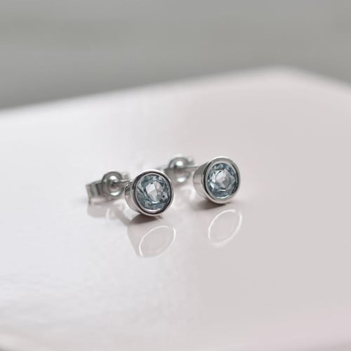 Silberne Ohrstecker mit Aquamarinen in Bezelfassung Wetty